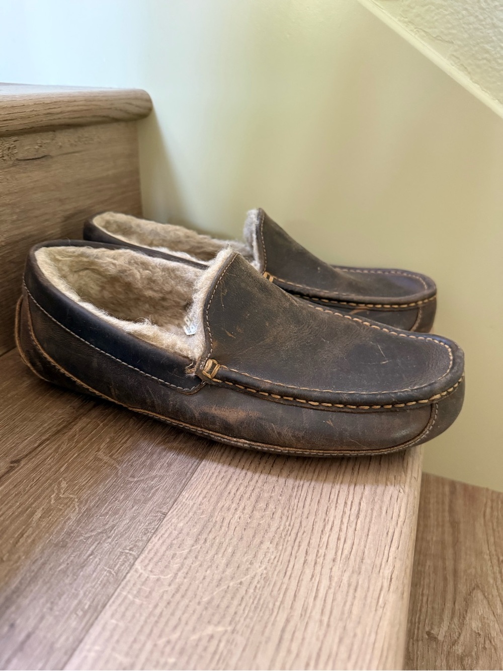 UGG Ascot Men’s Brown Leather Shearling-Lined Slippers Size 9